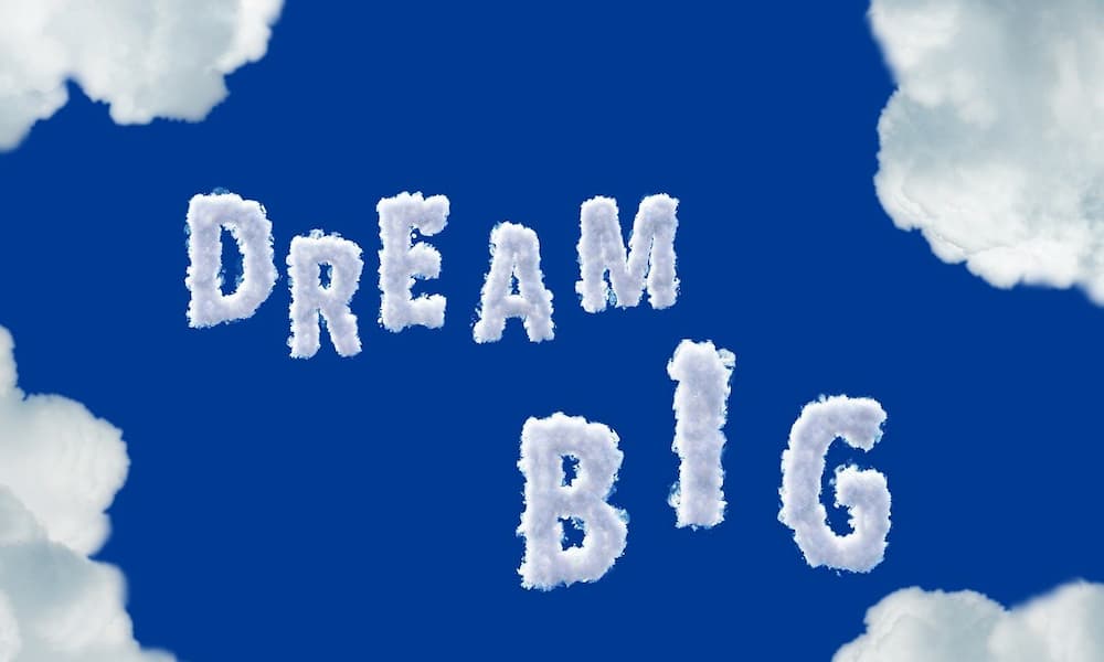 DREAM　BIGという文字の白い雲